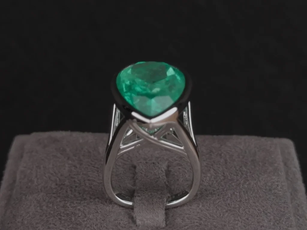Ring with 14.99 ct Colombian emerald and diamonds, set in 900 platinum Image №3