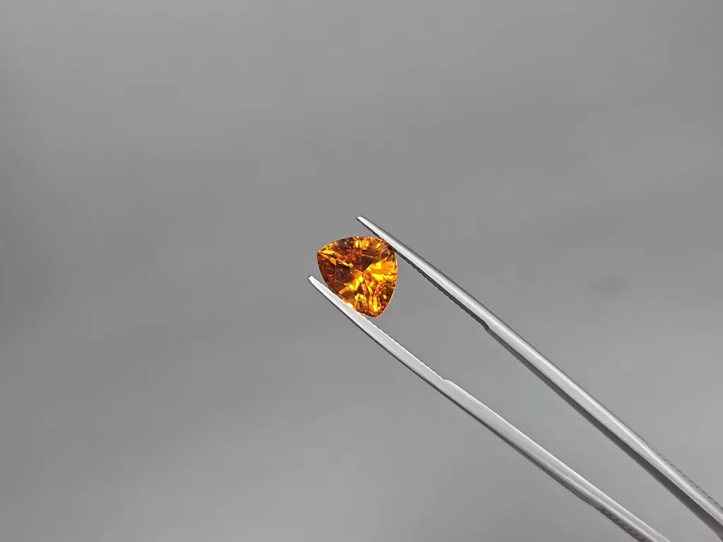 Leuchtend orangefarbener spessartin-granat in „Fanta“-Farbe, trillion-schliff 4,07 karat, Afrika Image №3
