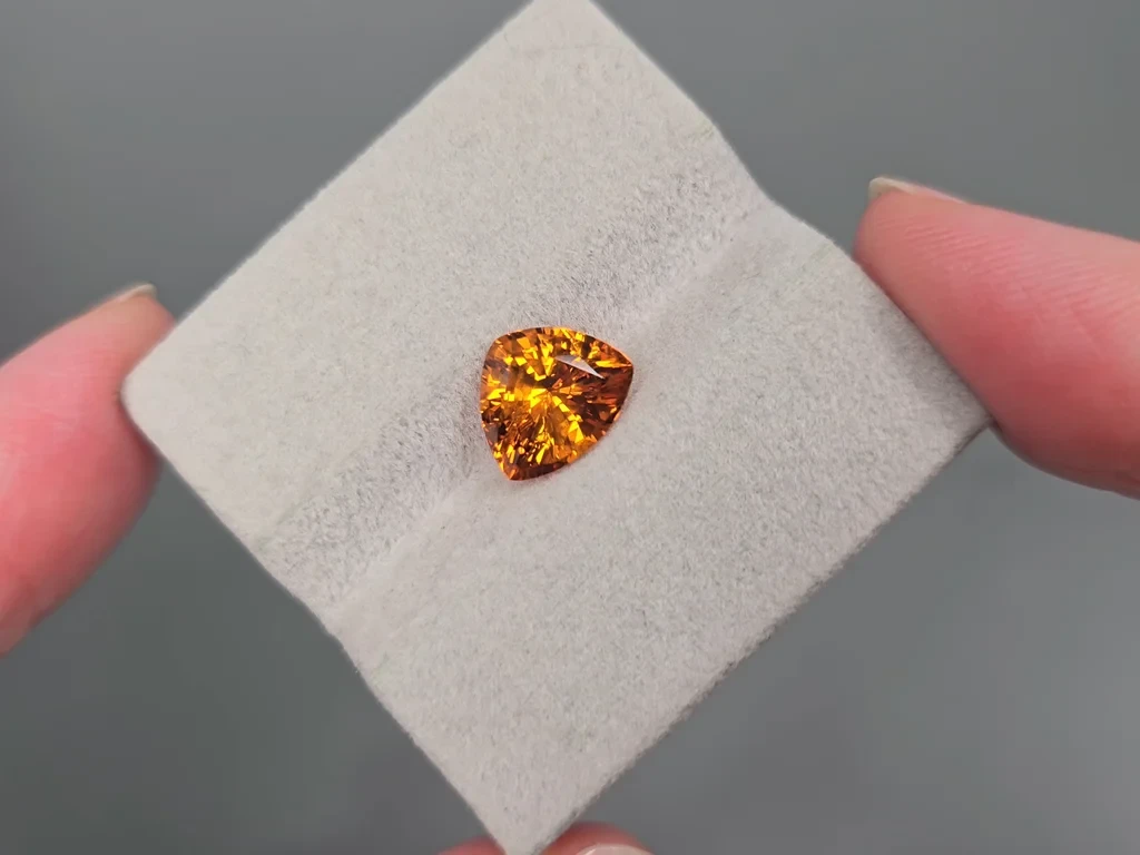Leuchtend orangefarbener spessartin-granat in „Fanta“-Farbe, trillion-schliff 4,07 karat, Afrika Image №4