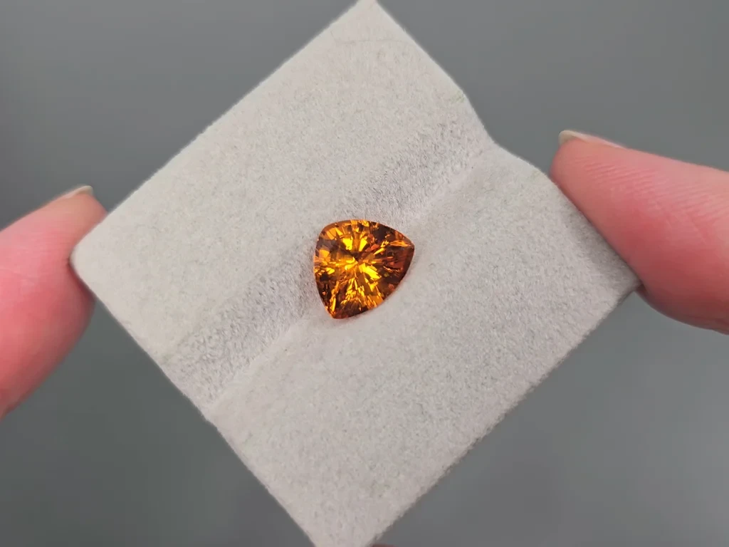 Leuchtend orangefarbener spessartin-granat in „Fanta“-Farbe, trillion-schliff 4,07 karat, Afrika Image №5