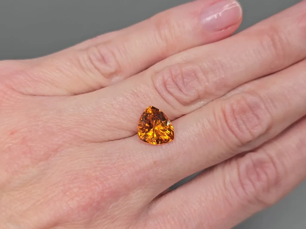 Leuchtend orangefarbener spessartin-granat in „Fanta“-Farbe, trillion-schliff 4,07 karat, Afrika Image №2