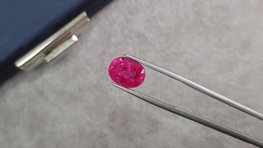 Neon pink Mahenge spinel in oval cut 6.06 ct, Tanzania Image №3