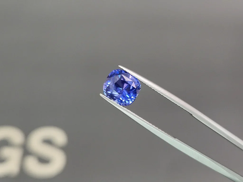 Zafiro de talla cojín sin calentar que cambia de color, 4,09 carats, Sri Lanka Image №3