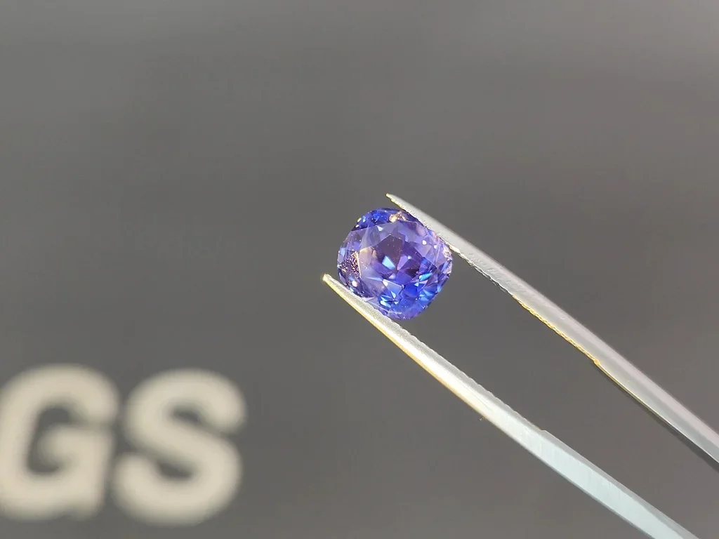 Zafiro de talla cojín sin calentar que cambia de color, 4,09 carats, Sri Lanka Image №4