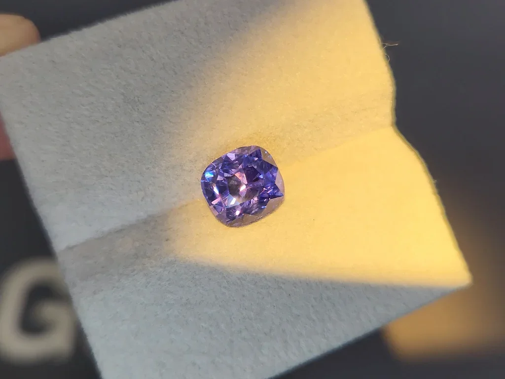Zafiro de talla cojín sin calentar que cambia de color, 4,09 carats, Sri Lanka Image №6