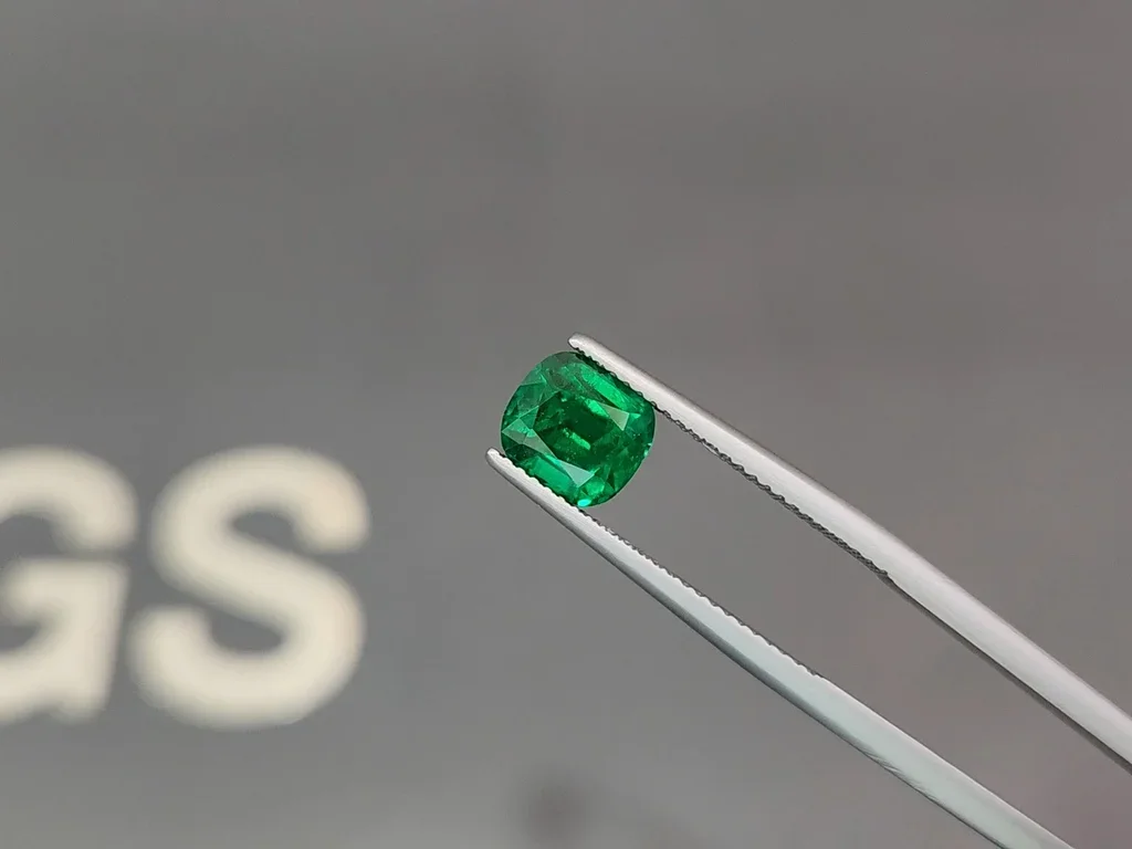Émeraude vert vif taille coussin 1,84 carats, Pakistan Image №3