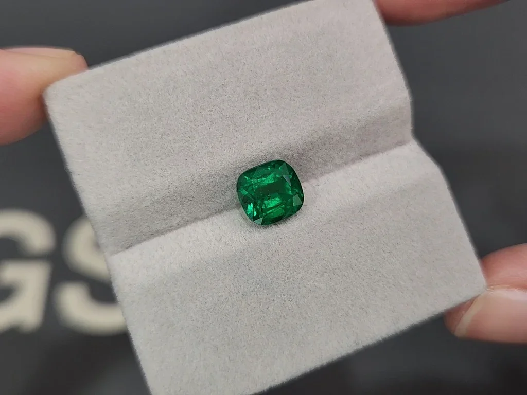 Émeraude vert vif taille coussin 1,84 carats, Pakistan Image №4