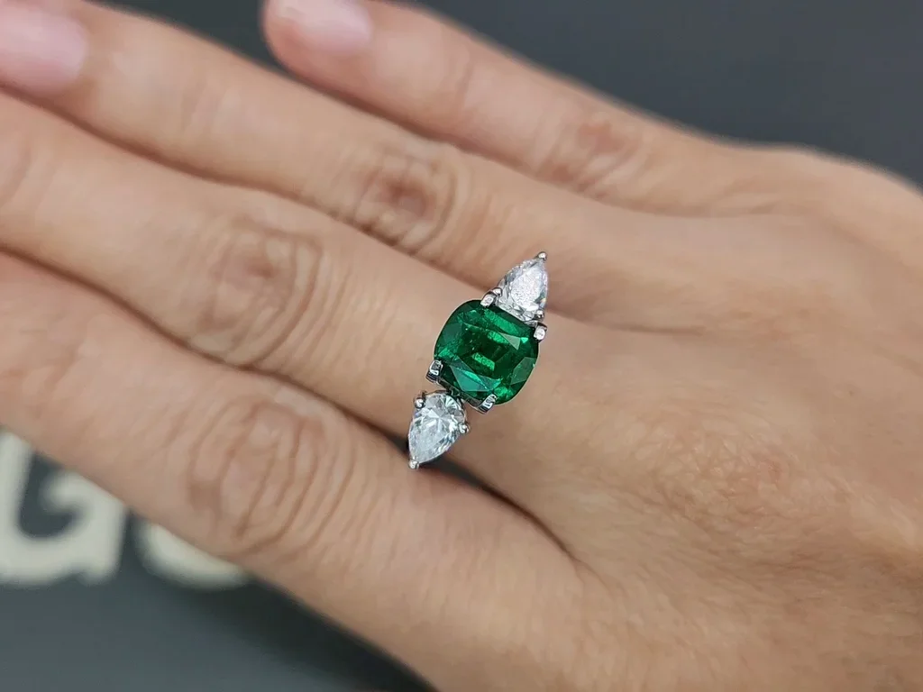 Émeraude vert vif taille coussin 1,84 carats, Pakistan Image №5