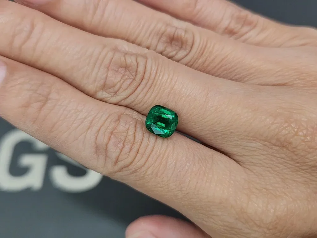 Émeraude vert vif taille coussin 1,84 carats, Pakistan Image №2