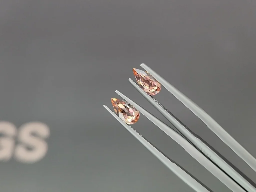 Une paire de topazes impériales taille poire de 1,58 carat, du Brésil Image №3