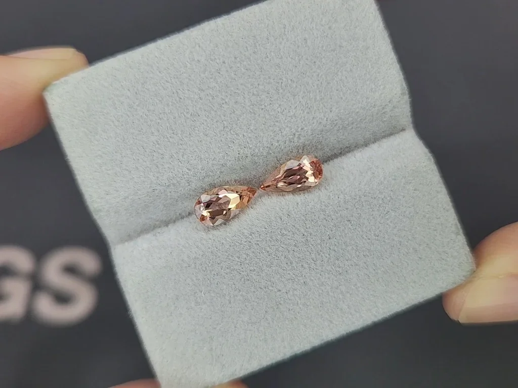 Une paire de topazes impériales taille poire de 1,58 carat, du Brésil Image №4
