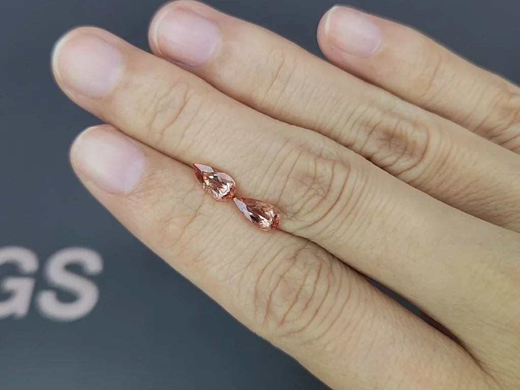 Une paire de topazes impériales taille poire de 1,58 carat, du Brésil Image №2