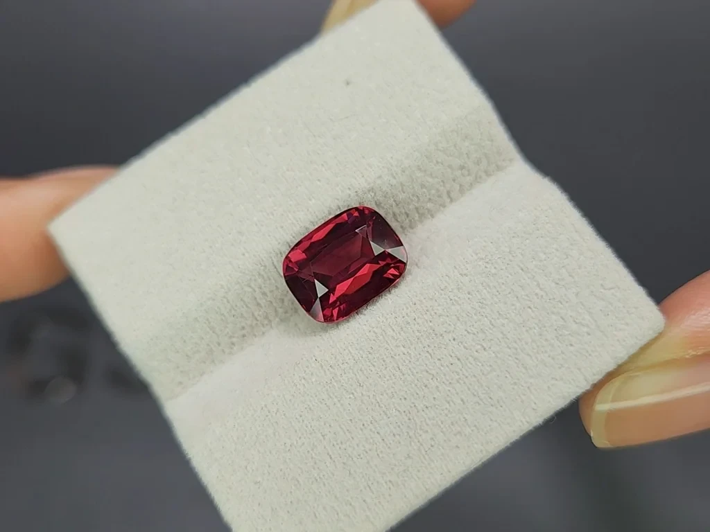 Garnet  cushion cut  5.08 carats, Africa Image №4
