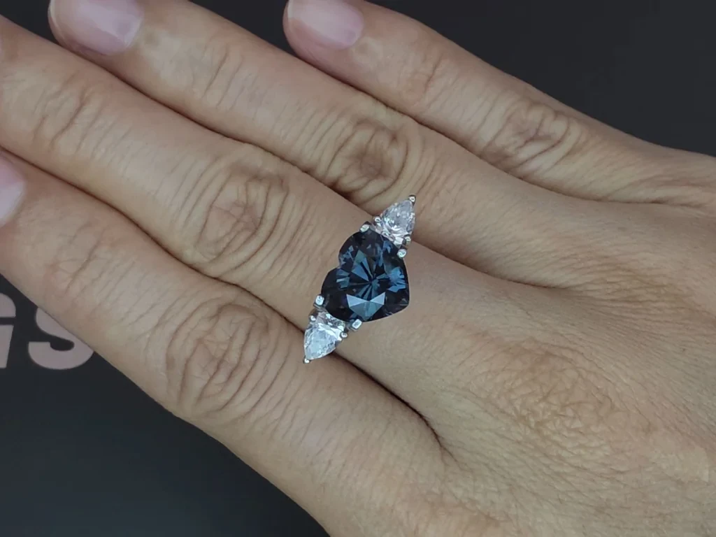 Spinelle gris-bleu taillé en forme de cœur 3,65 carats, Tanzanie Image №5