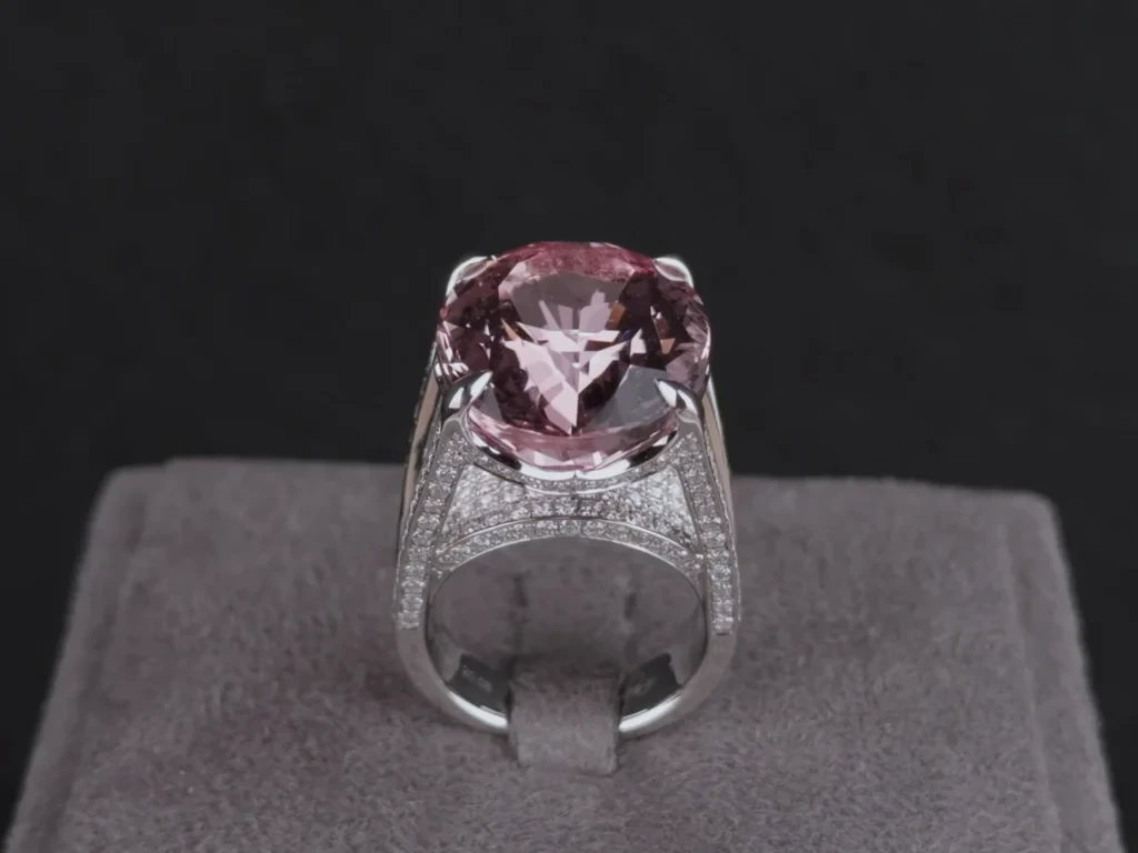 Ring with 20.06-carat morganite and diamonds in 900 platinum Image №2