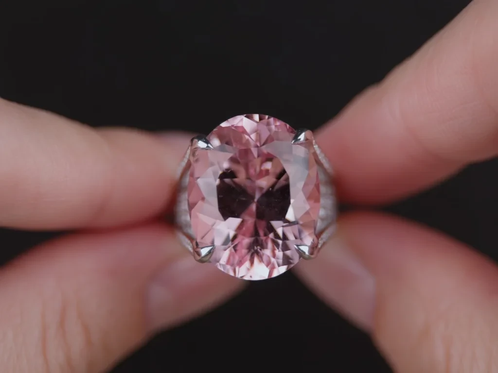 Ring with 20.06-carat morganite and diamonds in 900 platinum Image №4