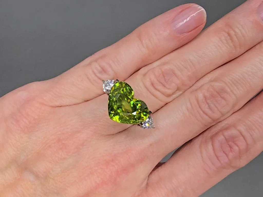 Grüner sphener in herzschliff 13,99 karat, Madagaskar Image №5