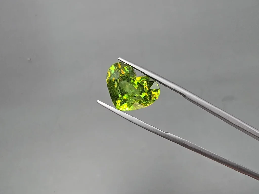 Grüner sphener in herzschliff 13,99 karat, Madagaskar Image №3