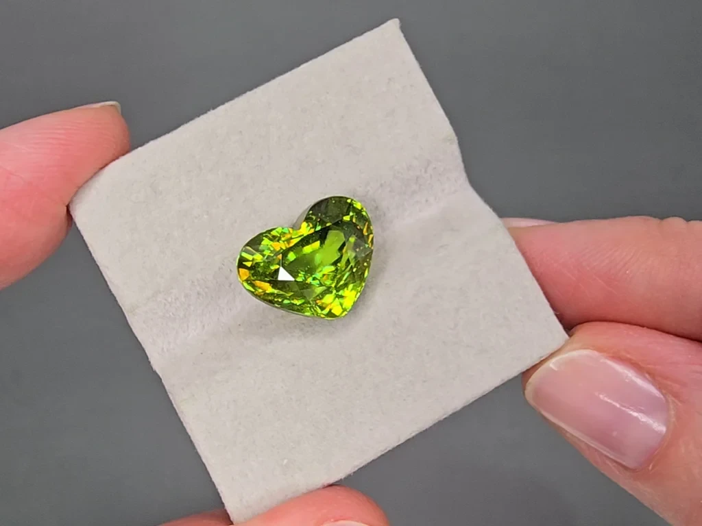 Grüner sphener in herzschliff 13,99 karat, Madagaskar Image №4