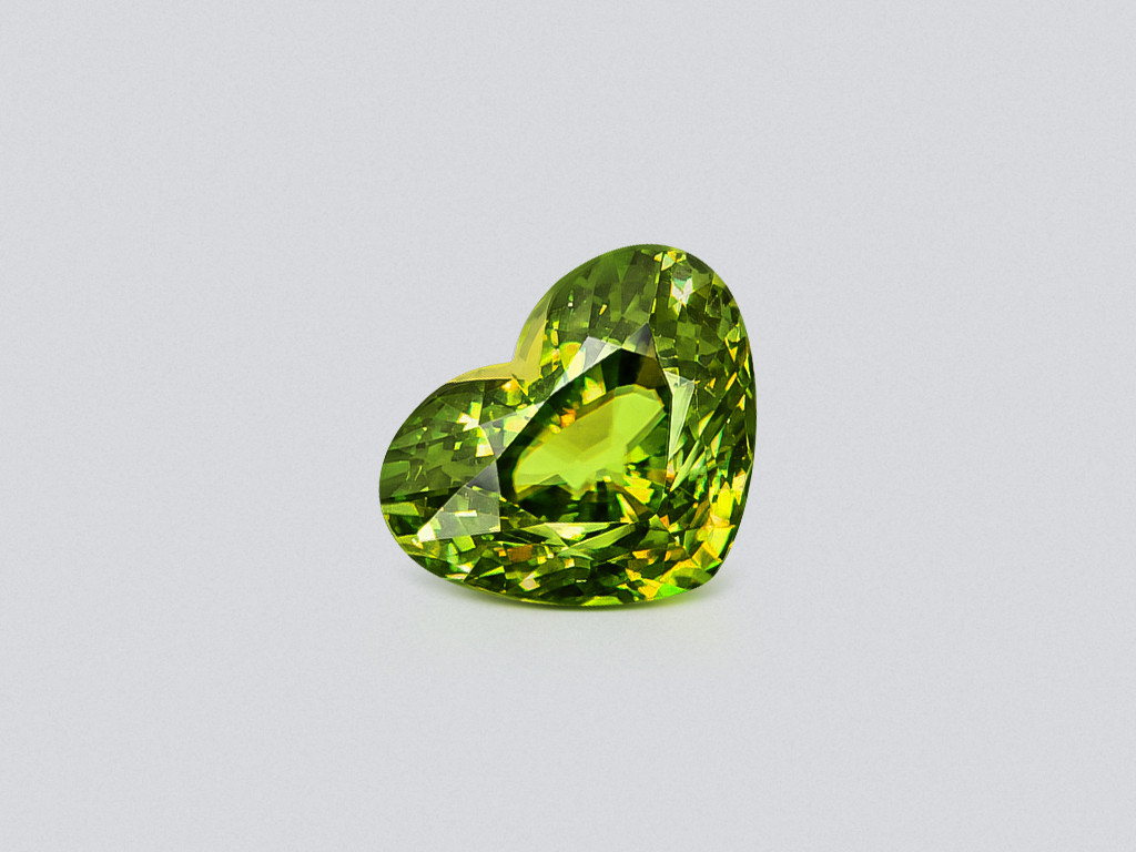 Grüner sphener in herzschliff 13,99 karat, Madagaskar Image №1