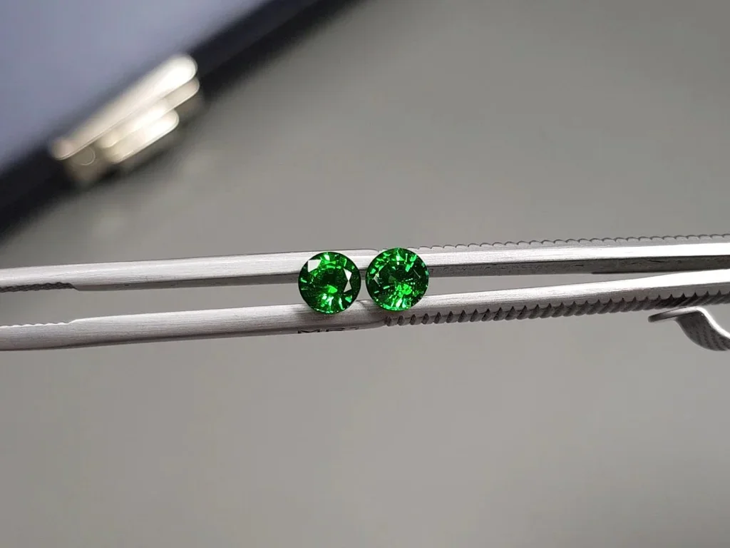 Pair of Vivid Green round cut tsavorites 1.21 carats, Tanzania Image №4