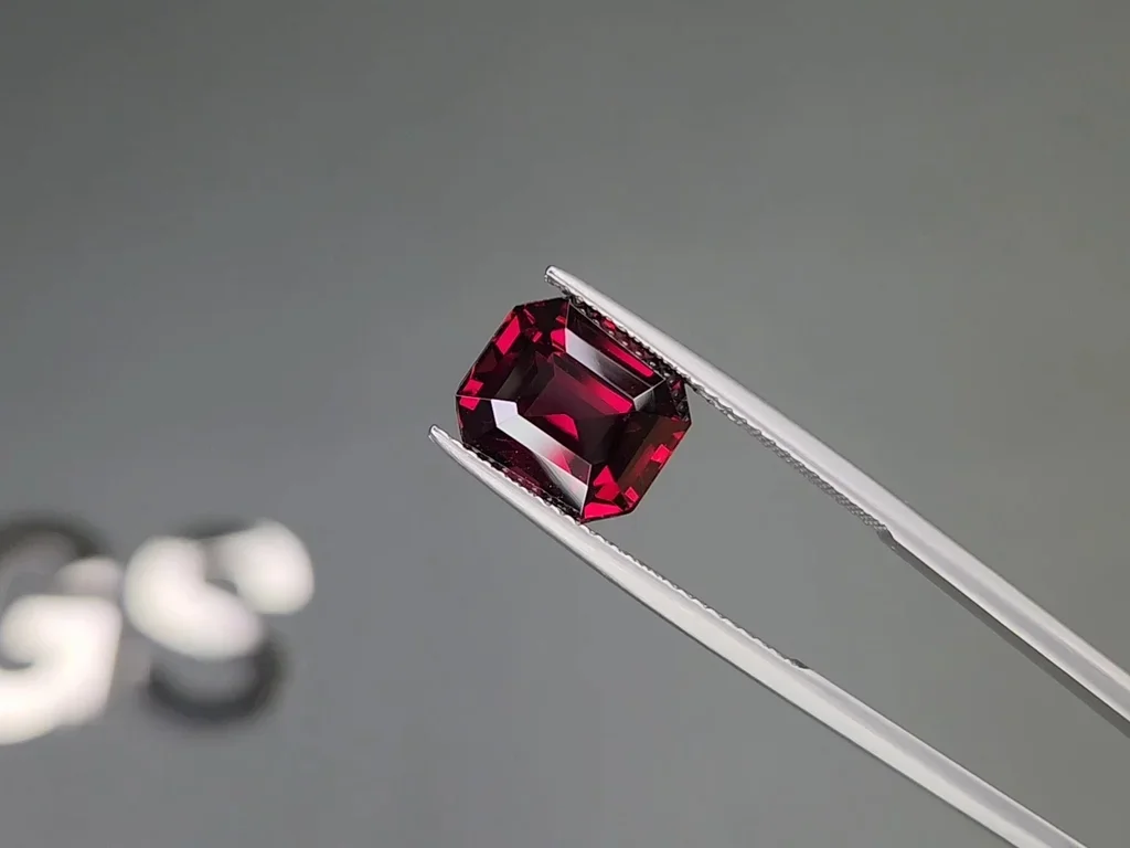 Rhodolite garnet octagon cut  6.29 carats, Tanzania Image №3