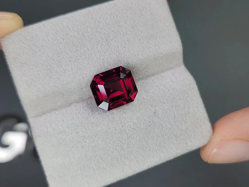 Rhodolite garnet octagon cut  6.29 carats, Tanzania Image №4