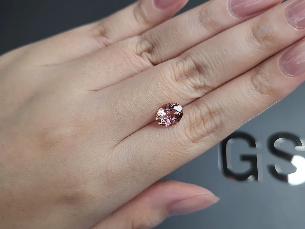 Turmalina naranja rosada de talla ovalada de 1,89 ct, África Image №2