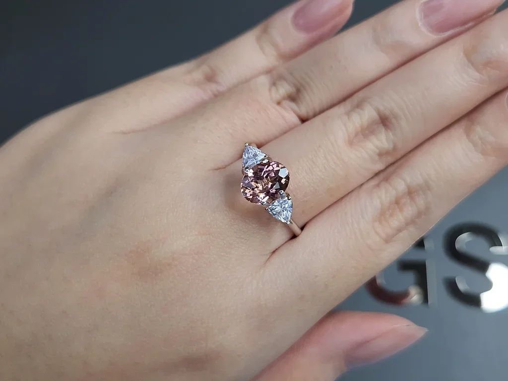 Turmalina naranja rosada de talla ovalada de 1,89 ct, África Image №5