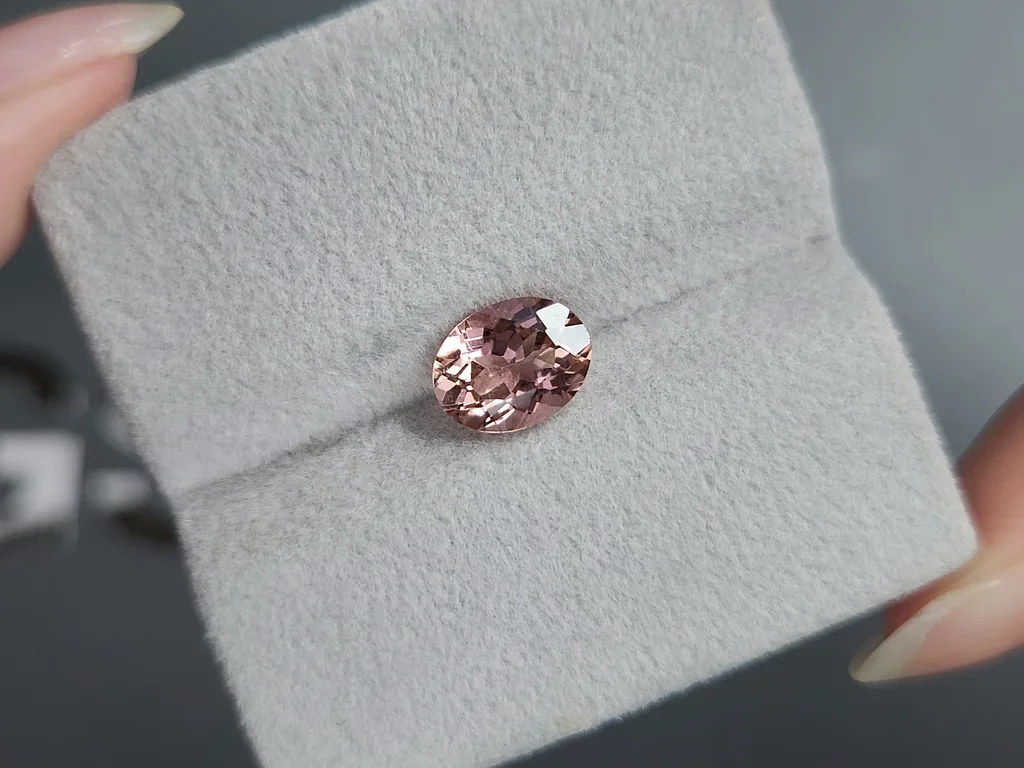 Turmalina naranja rosada de talla ovalada de 1,89 ct, África Image №4