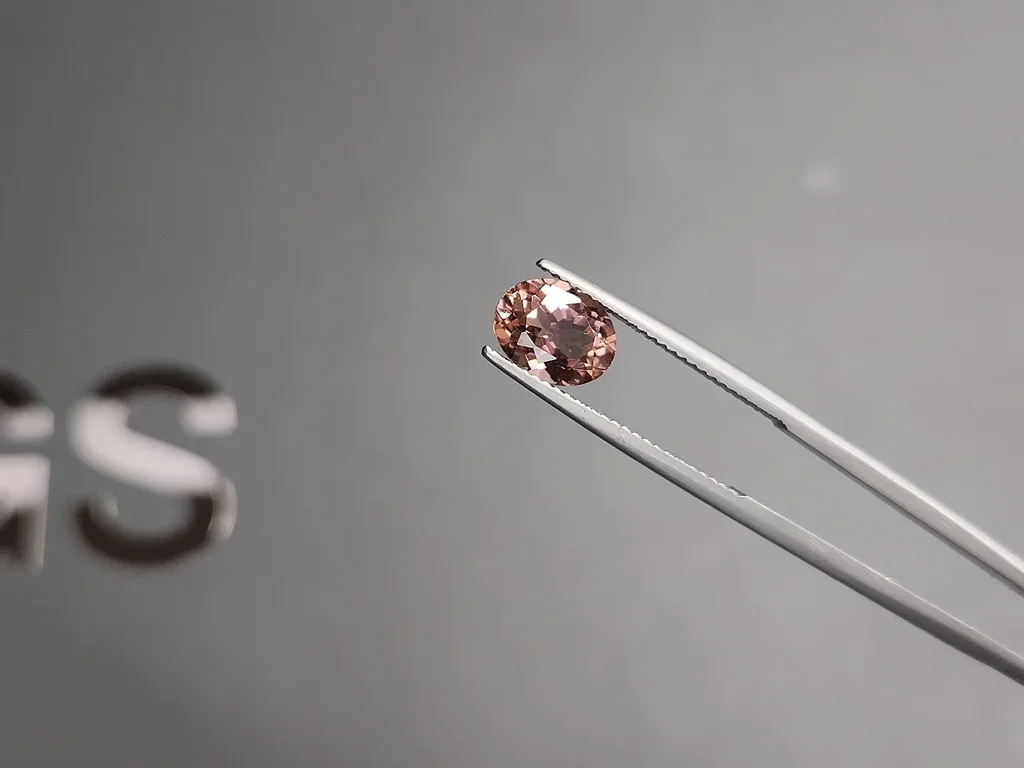 Turmalina naranja rosada de talla ovalada de 1,89 ct, África Image №3
