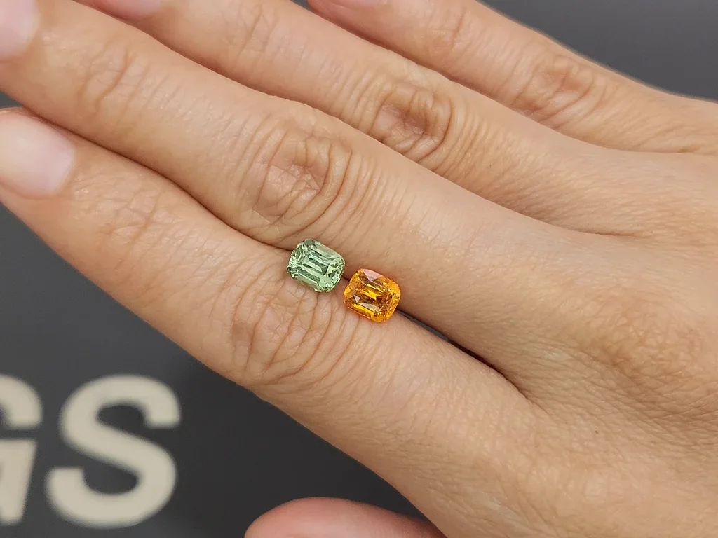 Paire contrastante de grenats spessartine et grossulaire taille coussin 3,07 carats, Tanzanie Image №2