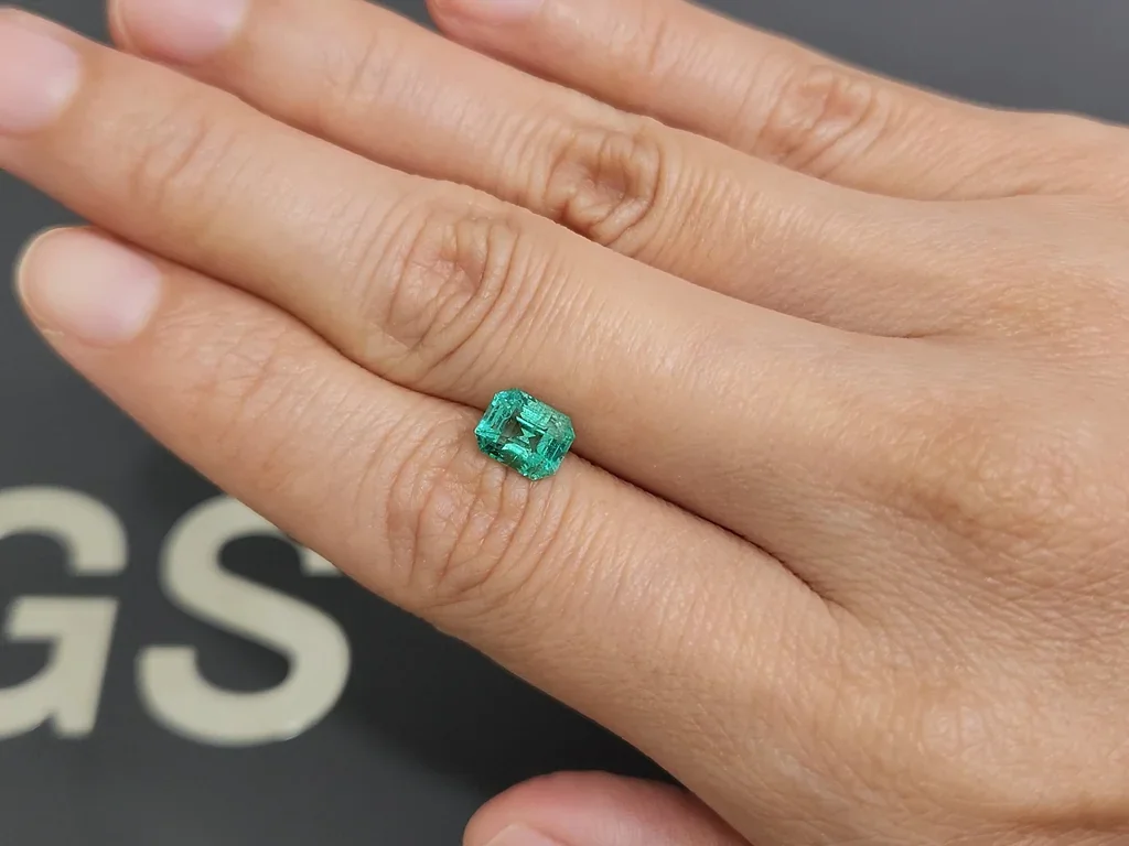 Esmeralda de corte octogonal de 1,26 carats, Colombia Image №2
