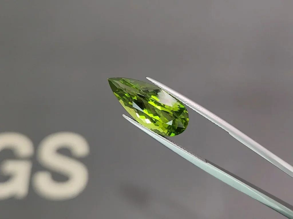 Peridoto verde talla pera 8,32 carats, Pakistán Image №3