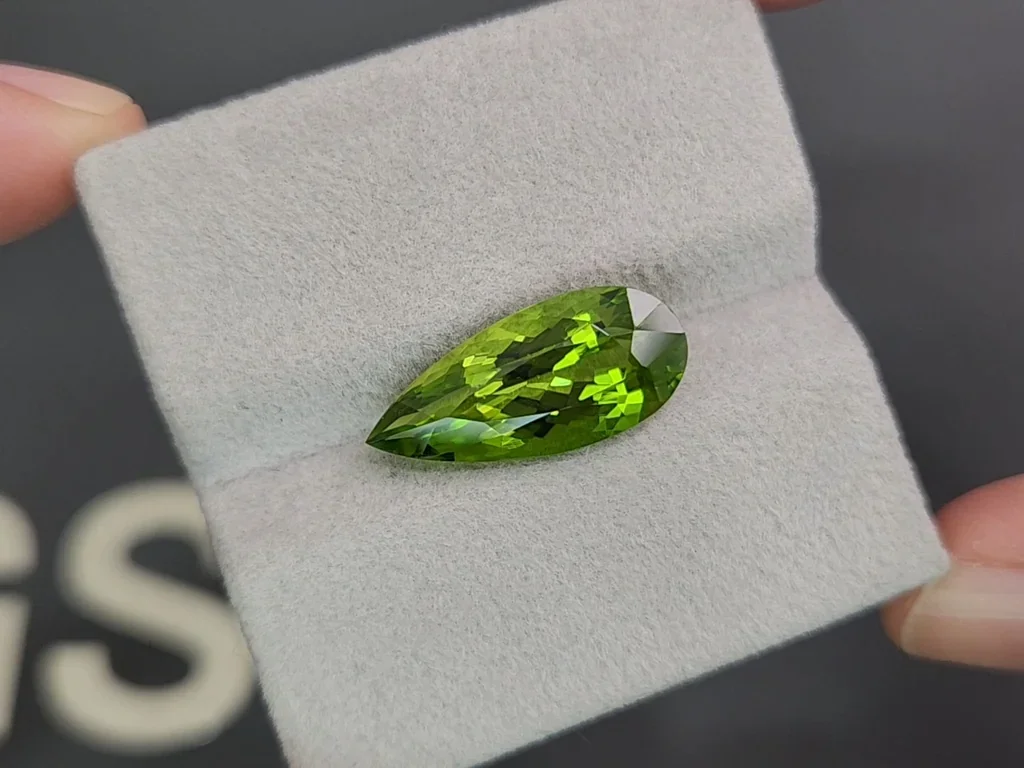 Peridoto verde talla pera 8,32 carats, Pakistán Image №4
