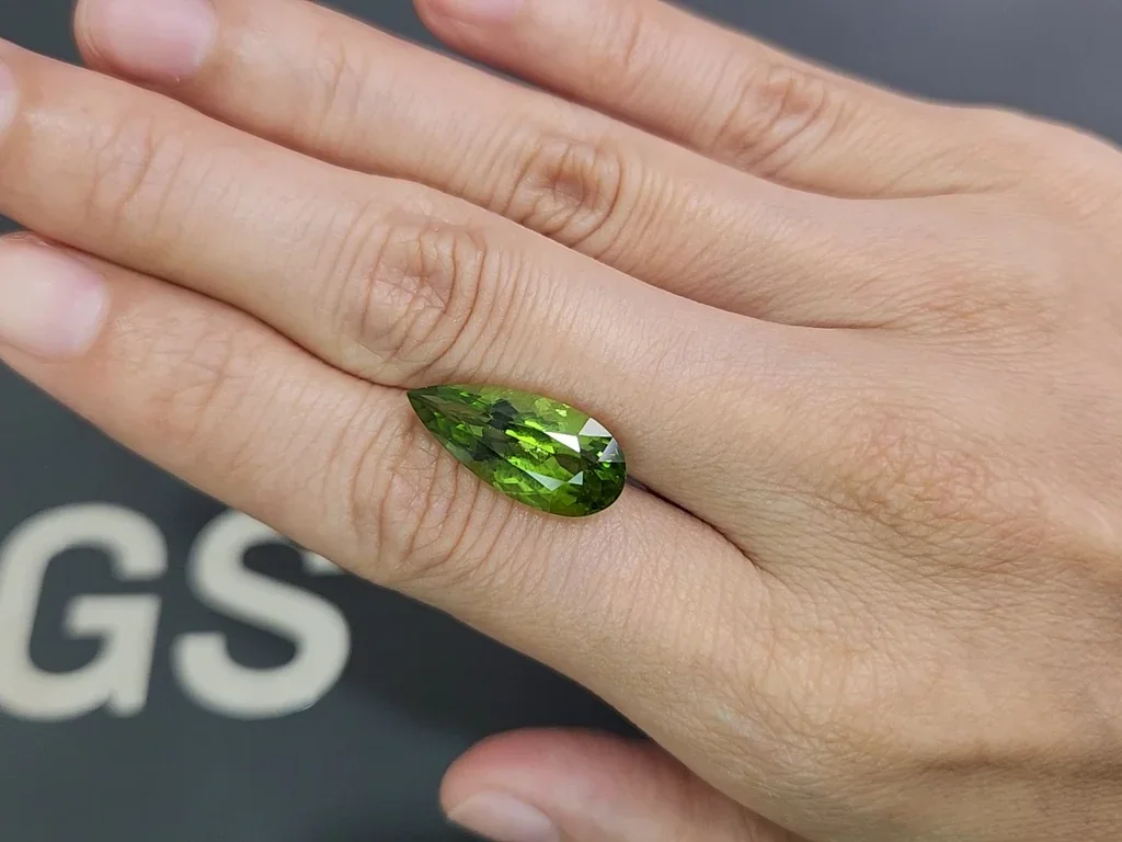 Peridoto verde talla pera 8,32 carats, Pakistán Image №2