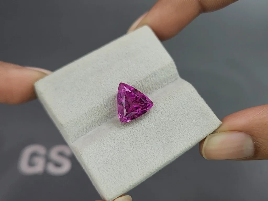 Turmalina púrpura de talla billonaria de 5,15 quilates, África Image №4