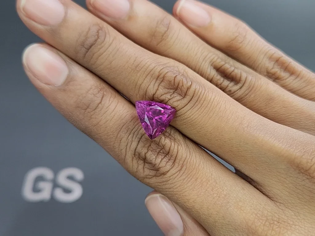 Turmalina púrpura de talla billonaria de 5,15 quilates, África Image №2