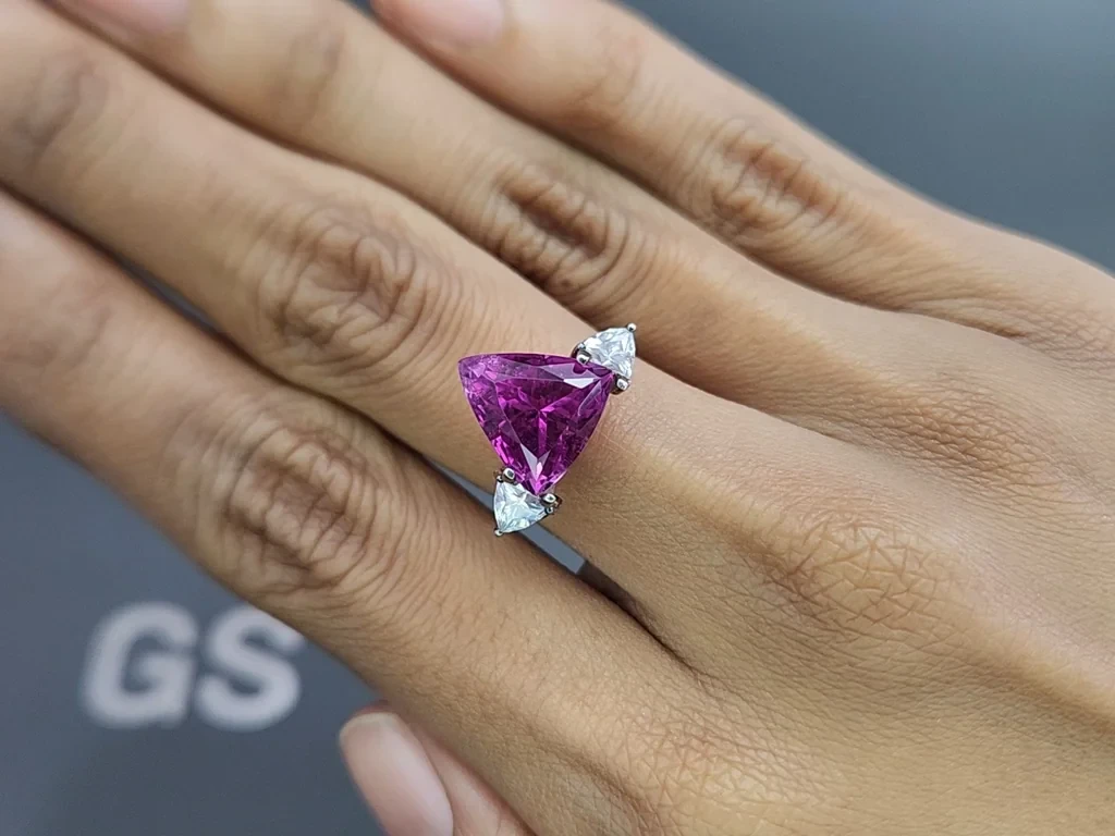 Turmalina púrpura de talla billonaria de 5,15 quilates, África Image №5