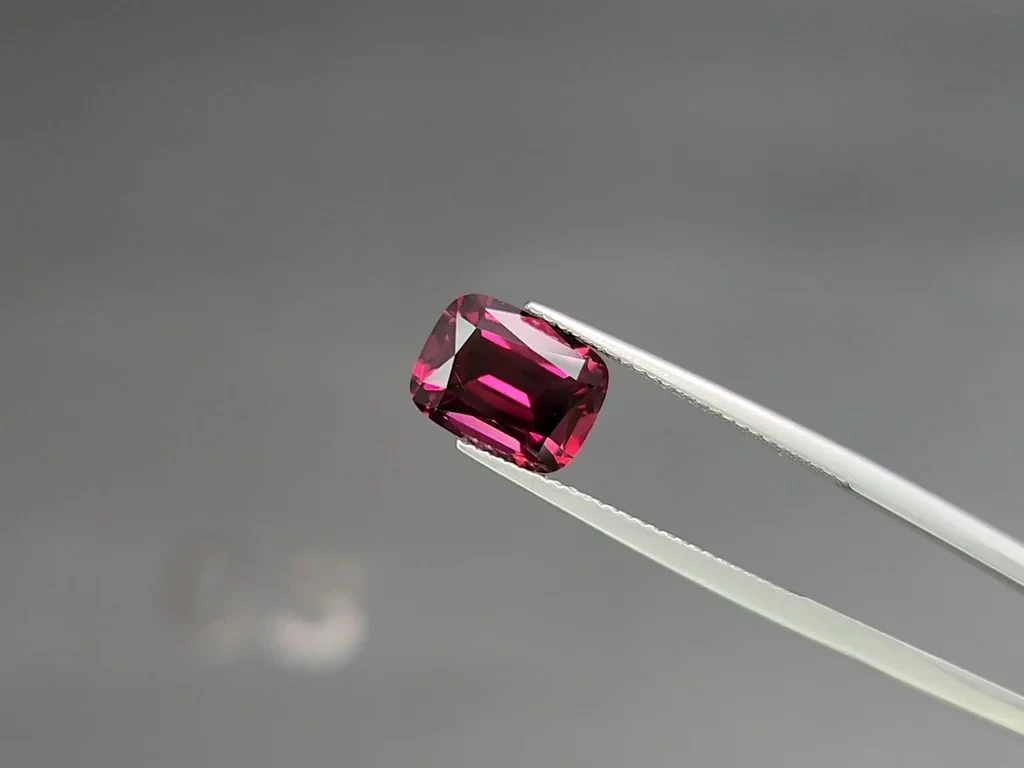 Rhodolite garnet cushion cut 3.85 carats, Madagascar Image №3