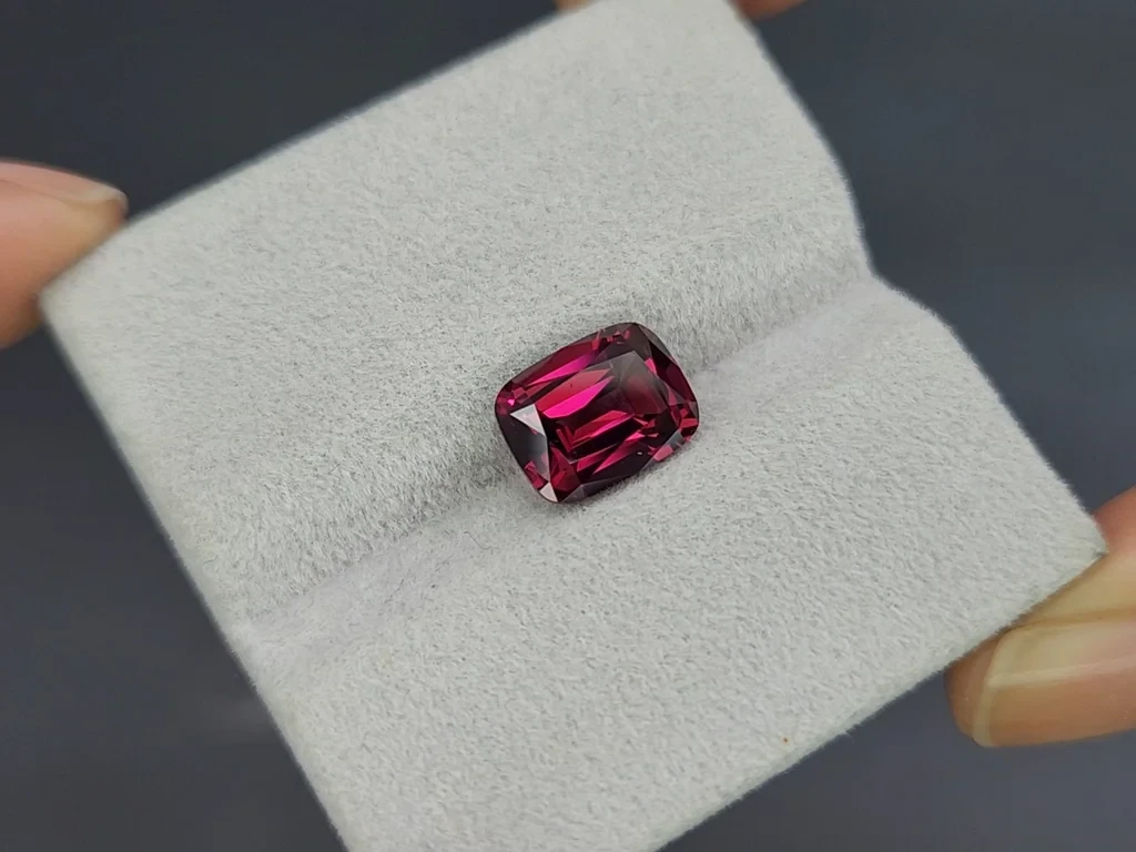 Rhodolite garnet cushion cut 3.85 carats, Madagascar Image №4