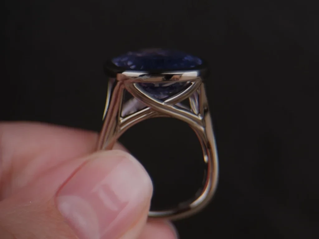 Ring with 18.07-carat Tanzanian sapphire and diamonds, set in 900 platinum Image №5