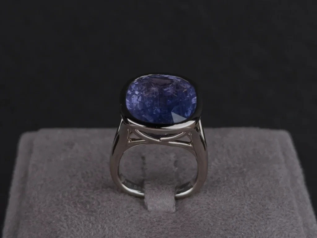 Ring with 18.07-carat Tanzanian sapphire and diamonds, set in 900 platinum Image №2