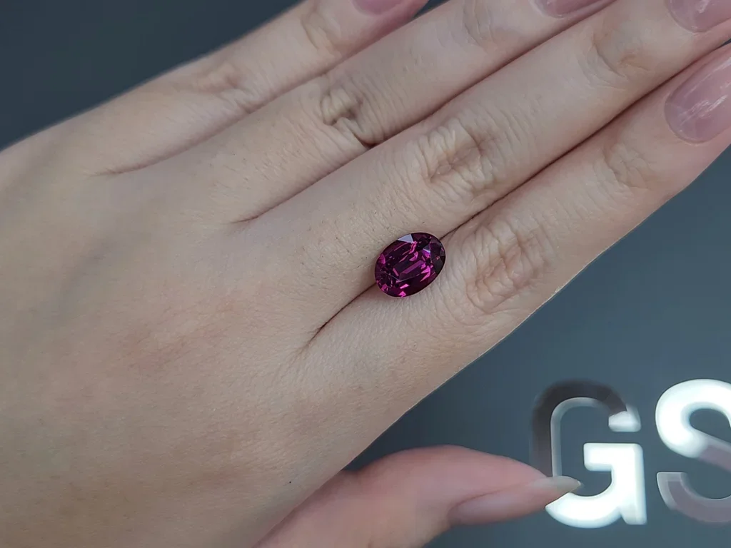 Granate umbalita morado, talla ovalada, 3,46 quilates, África Image №2