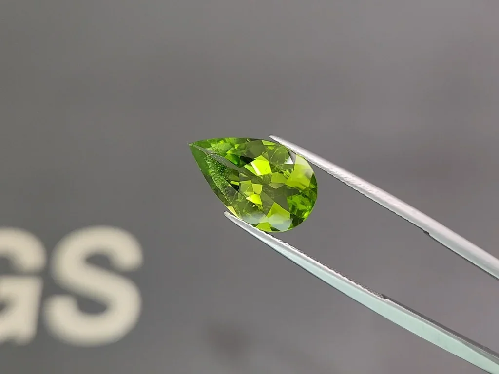 Peridoto verde talla pera 5,01 carats, Pakistán Image №3