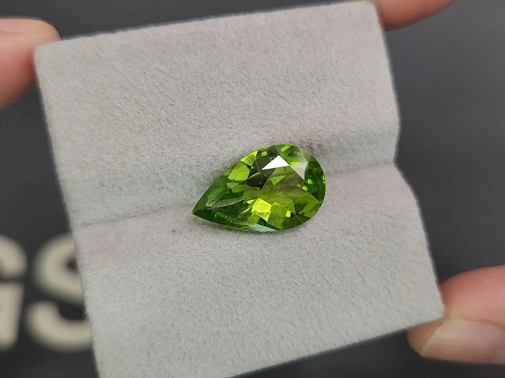 Peridoto verde talla pera 5,01 carats, Pakistán Image №4