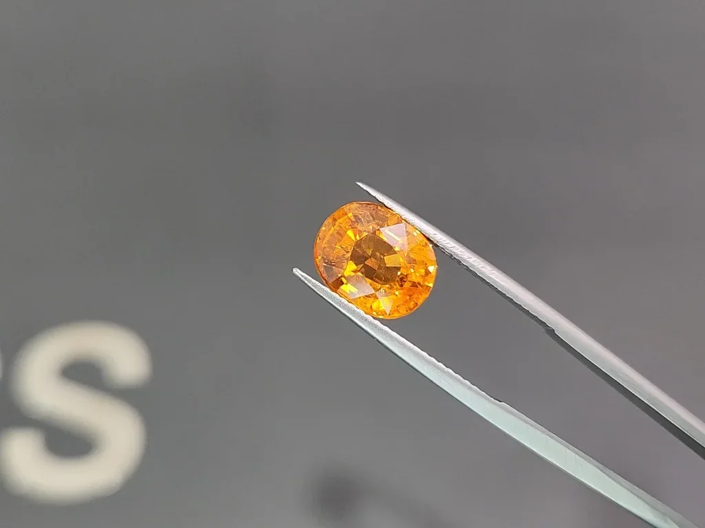 Spessartin-granat Fanta-farbiger ovalschliff 6,21 karats, Afrika Image №3