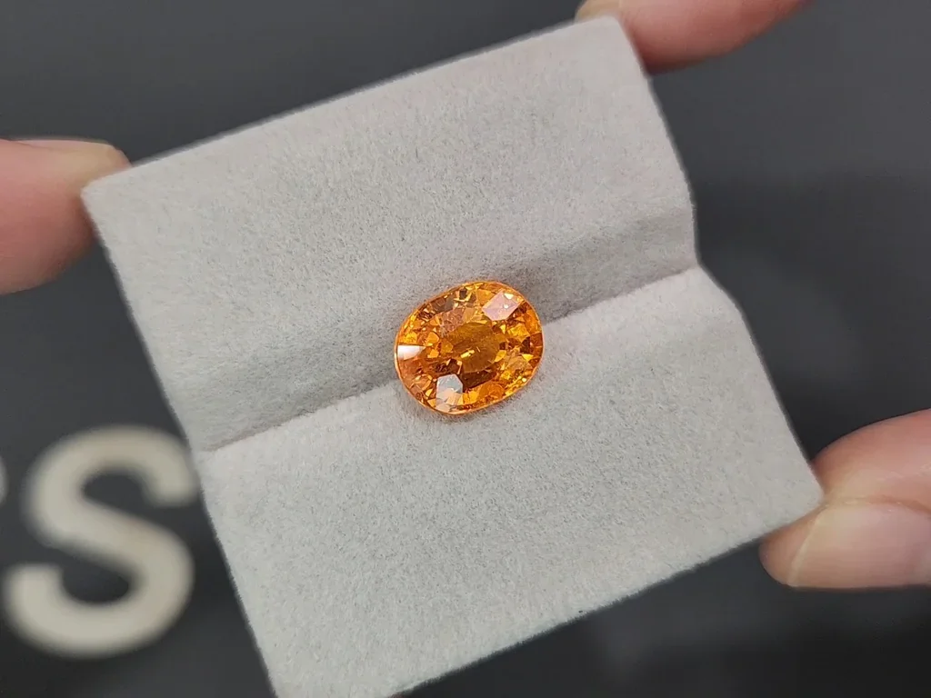Spessartin-granat Fanta-farbiger ovalschliff 6,21 karats, Afrika Image №4