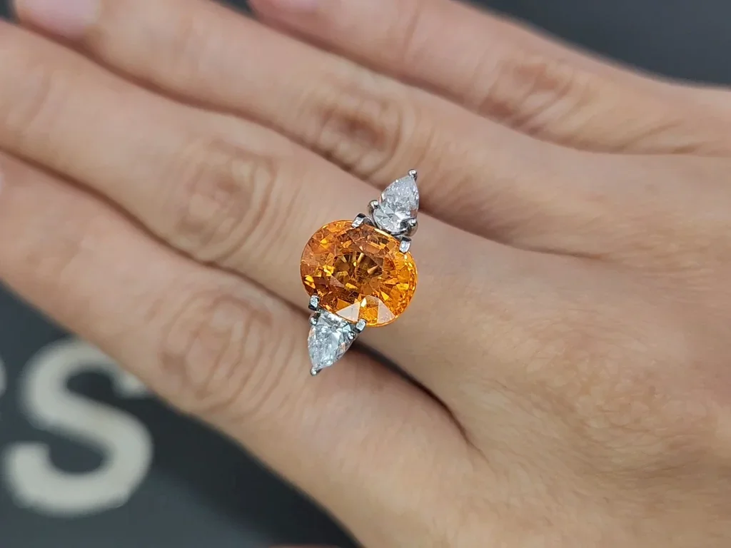 Spessartin-granat Fanta-farbiger ovalschliff 6,21 karats, Afrika Image №5