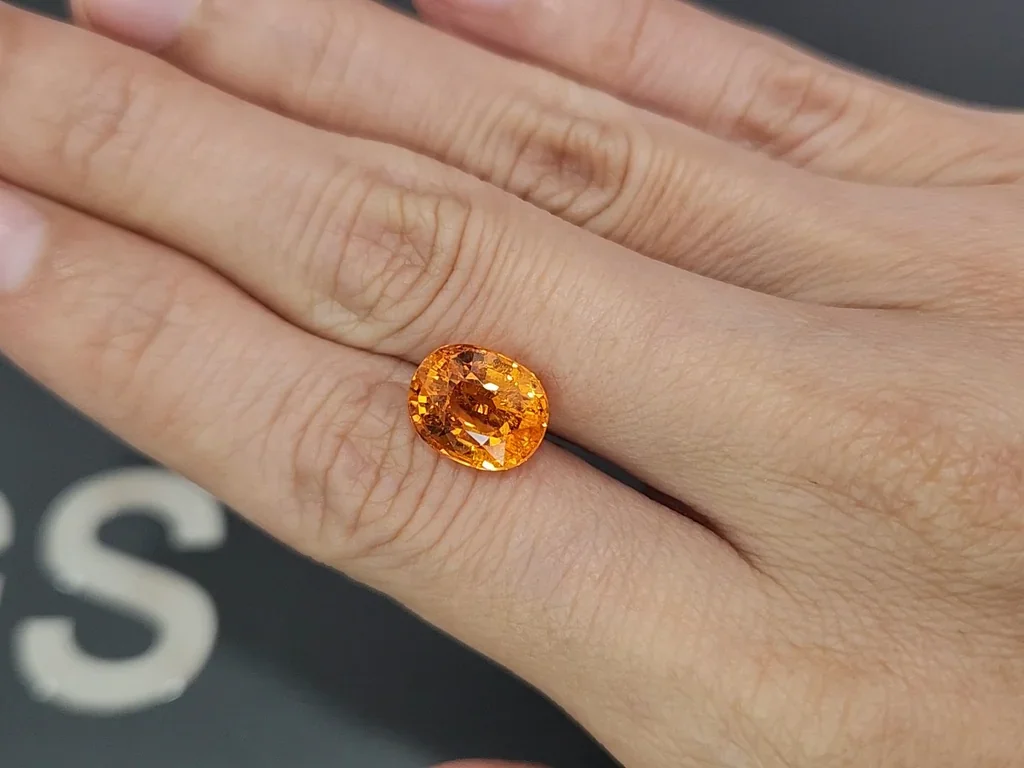 Spessartin-granat Fanta-farbiger ovalschliff 6,21 karats, Afrika Image №2